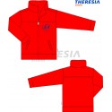 Chaqueta de uniforme con tejido de felpa y en color rojo. Con el bordado del colegio a la altura del corazón.